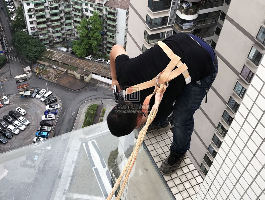 高空玻璃雨棚打胶