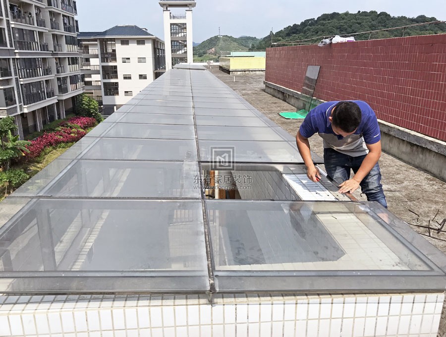 幼儿园不锈钢雨棚换玻璃