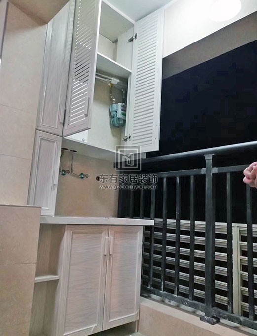 山景城新房阳台洗衣机柜子安装实景图 YTG-003